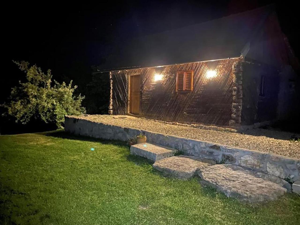 Salas U Bregu In Cheile Carasului Crasova Exterior photo